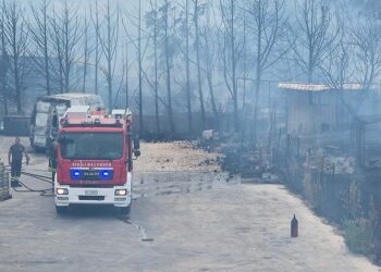 Incendio nella zona industriale di San Salvo, fiamme minacciano aziende. A fuoco due furgoni