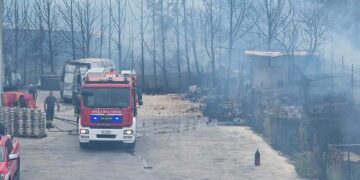 Incendio nella zona industriale di San Salvo, fiamme minacciano aziende. A fuoco due furgoni