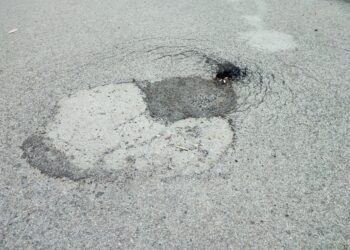 Avvallamenti e crepe, segni di cedimento: sul lungomare della Bagnante le toppe non bastano più