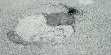 Avvallamenti e crepe, segni di cedimento: sul lungomare della Bagnante le toppe non bastano più