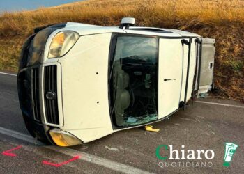 Doblò si ribalta sulla Sp 181 e si scontra con un’altra auto, un ferito
