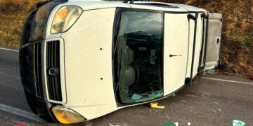 Doblò si ribalta sulla Sp 181 e si scontra con un’altra auto, un ferito