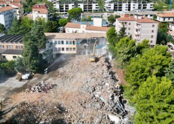 Addio alla vecchia media Paolucci: abbattuta la facciata