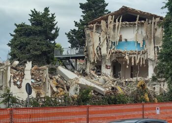 Addio alla vecchia media Paolucci: abbattuta la facciata