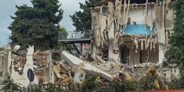 Addio alla vecchia media Paolucci: abbattuta la facciata