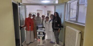 Un elettrocardiografo in dono all’ospedale: l’atto di generosità di “Un buco nel tetto Onlus”