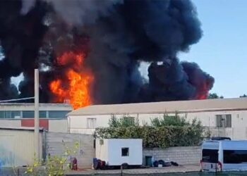 Incendio in fabbrica chimica di Pineto, scattano i divieti a scopo precauzionale