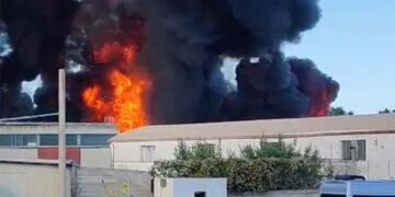 Incendio in fabbrica chimica di Pineto, scattano i divieti a scopo precauzionale