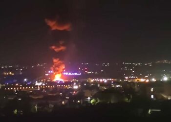 Brucia azienda che tratta rifiuti speciali a Chieti Scalo, il sindaco Ferrara chiude le scuole