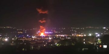 Brucia azienda che tratta rifiuti speciali a Chieti Scalo, il sindaco Ferrara chiude le scuole