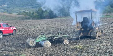 Incendio distrugge trattore, rogo causato da una perdita d’olio