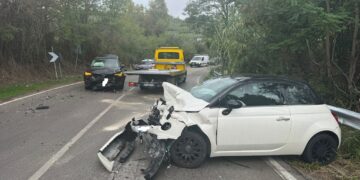 Sp Vasto-San Salvo, ennesimo incidente: scontro tra due auto, traffico bloccato per un’ora