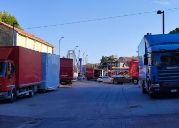 Luna park vicino alla ex stazione Fs. «Piazza totalmente chiusa, noi residenti dove parcheggiamo?»