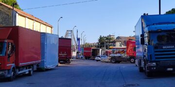 Luna park vicino alla ex stazione Fs. «Piazza totalmente chiusa, noi residenti dove parcheggiamo?»