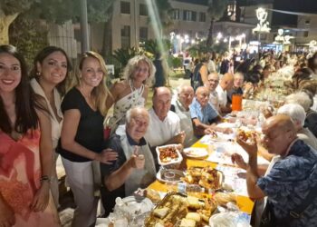 Una tavolata con 1500 commensali: la prima Magnalonga è un successo
