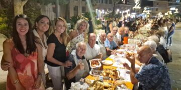Una tavolata con 1500 commensali: la prima Magnalonga è un successo