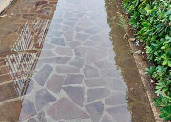 «Da una settimana l’acqua invade il marciapiede, ma nessuno interviene»