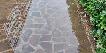 «Da una settimana l’acqua invade il marciapiede, ma nessuno interviene»