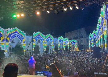 In migliaia ballano in piazza Garibaldi: pienone ad Atessa per il concerto di Giuliano Palma