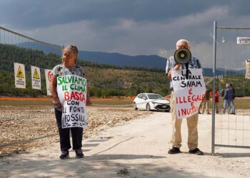 Iniziano operazioni per la centrale Snam di Sulmona, attivisti si incatenano al cantiere