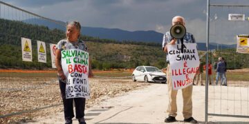 Iniziano operazioni per la centrale Snam di Sulmona, attivisti si incatenano al cantiere