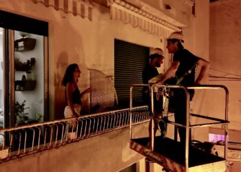 Menna sulla gru per la serenata alla futura moglie