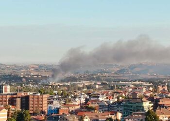 Incendio di Chieti Scalo sotto controllo, preoccupa la nube: scuole e università chiuse
