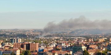 Incendio di Chieti Scalo sotto controllo, preoccupa la nube: scuole e università chiuse