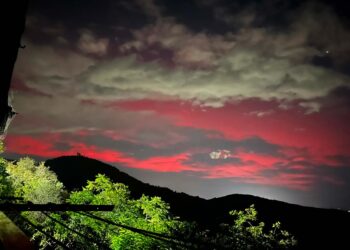 Il cielo illuminato dalla tempesta geomagnetica: l’aurora boreale colora nuovamente la notte