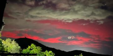 Il cielo illuminato dalla tempesta geomagnetica: l’aurora boreale colora nuovamente la notte