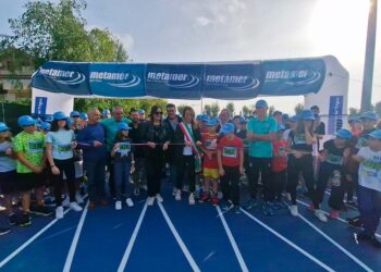 Taglio di nastro per la rinnovata pista di atletica “Pietro Mennea”, in 100 si sfidano di corsa