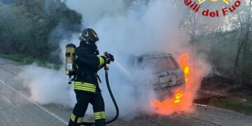 Auto distrutta dalle fiamme mentre viaggia sulla provinciale
