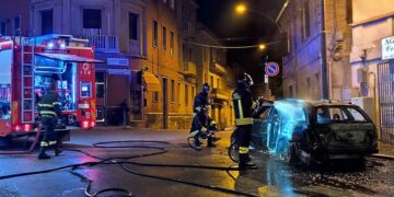 Corso Mazzini, auto a fuoco e semaforo bruciato