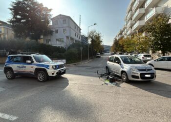 Scontro auto-bici all’incrocio corso Mazzini-via Colombo, 58enne in ospedale