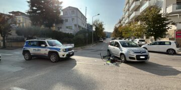 Scontro auto-bici all’incrocio corso Mazzini-via Colombo, 58enne in ospedale