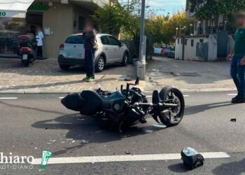 Scontro tra una moto e un’auto in via Cardone, giovane di 20 anni trasportato in ospedale