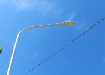 «Lampione incartato e contrada nella penombra: la strada di Piano Croce è insicura»