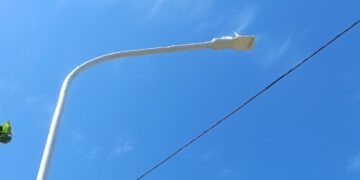 «Lampione incartato e contrada nella penombra: la strada di Piano Croce è insicura»