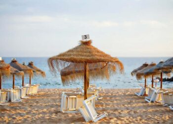 Stop a Vasto a ombrelloni con filamenti di plastica e lancio di palloncini e lanterne