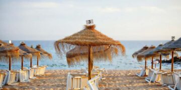 Stop a Vasto a ombrelloni con filamenti di plastica e lancio di palloncini e lanterne