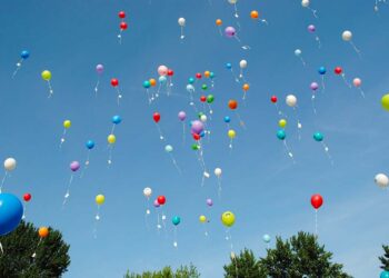 Stop a Vasto a ombrelloni con filamenti di plastica e lancio di palloncini e lanterne