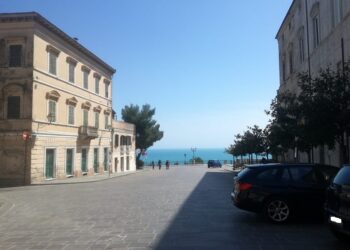 Furto di cellulare e colluttazione in piazza del Popolo, 25enne prosciolta