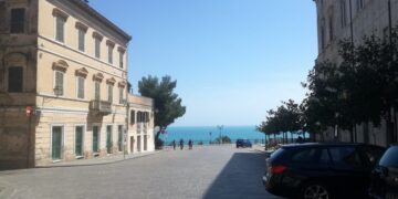 Furto di cellulare e colluttazione in piazza del Popolo, 25enne prosciolta