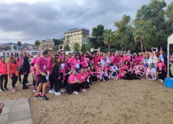 Fondi per la ricerca sul tumore al seno, flash mob e passeggiata: «Nessuno si salva da solo»