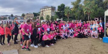 Fondi per la ricerca sul tumore al seno, flash mob e passeggiata: «Nessuno si salva da solo»