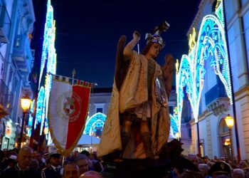 La processione solenne di San Michele: si rinnova il rito di devozione collettiva