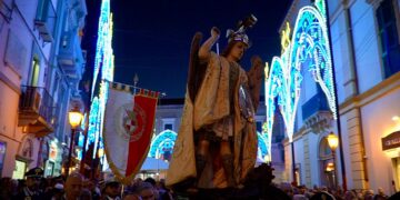 La processione solenne di San Michele: si rinnova il rito di devozione collettiva