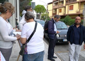 Taglieri raccoglie le firme davanti all’ospedale: «Marsilio licenzi Schael e Verì, attaccati alle poltrone»