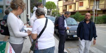 Taglieri raccoglie le firme davanti all’ospedale: «Marsilio licenzi Schael e Verì, attaccati alle poltrone»