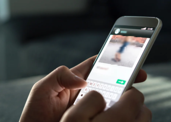 Invia e chiede foto porno a una minorenne, lavori socialmente utili per un 24enne